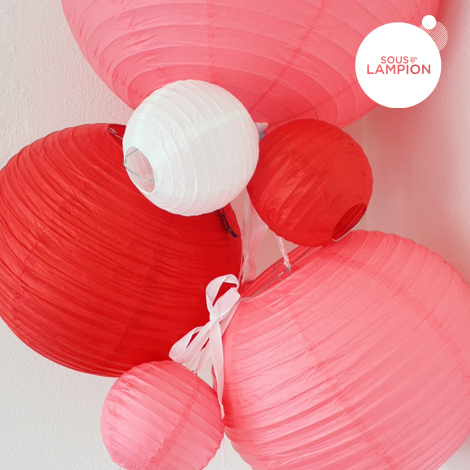 Lanternes chinoises rose blush et rouge petit coeur dans une composition