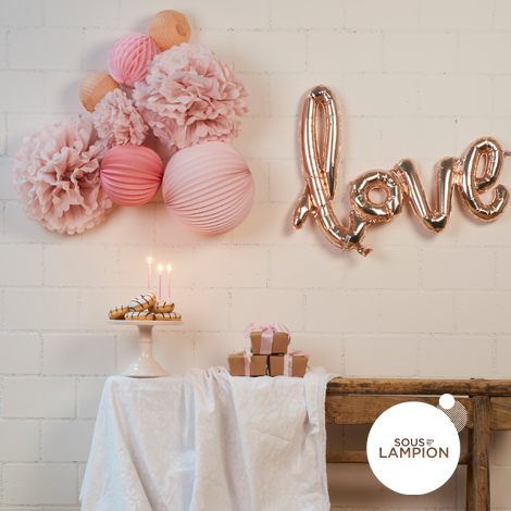 Lampions et pompons dans les tons pastels pour décorer un anniversaire