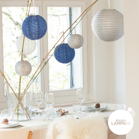 Lanterne en papier dentelle bleu nuit et argenté pour une table de Noel