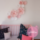 Fleur papier géante rose et blanc pour une déco murale chambre bébé