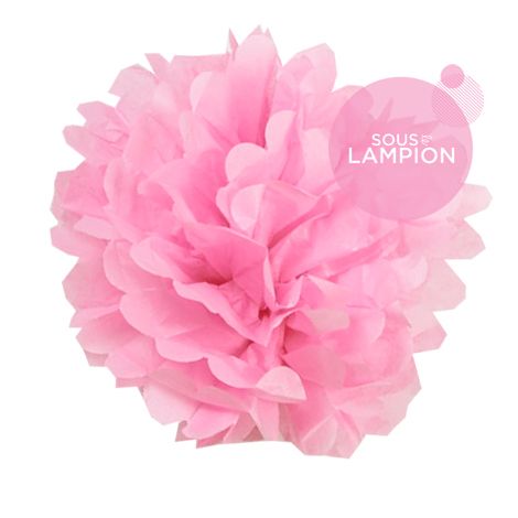 Grand pompon en papier rose vif pour décorer un mariage champêtre, romantique