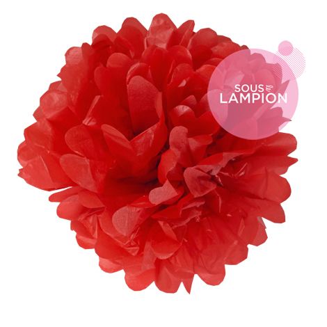 grand pompon en papier rouge pour décorer un mariage champêtre,romantique