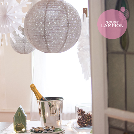 Décoration flocons et boules papier gris et blanc pour un réveillon de Noël ou de Nouvel An