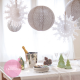 Décoration flocons et boules papier gris et blanc pour un réveillon de Noël ou de Nouvel An