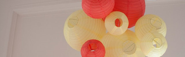Un ciel de lanternes jaune et rouge Un ciel de lanternes jaune et rouge