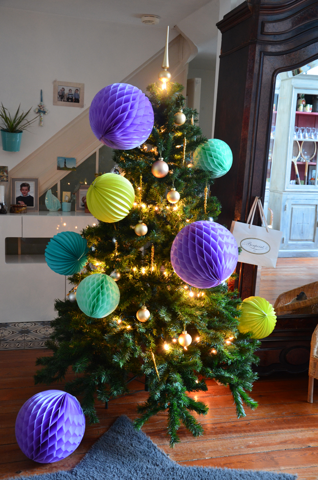 Un Noël plus responsable avec des boules en carton repliables - Sous Le Lampion