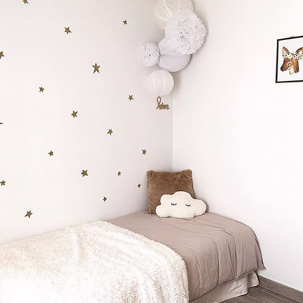 Décoration de chambre d'enfant tons blanc et naturel