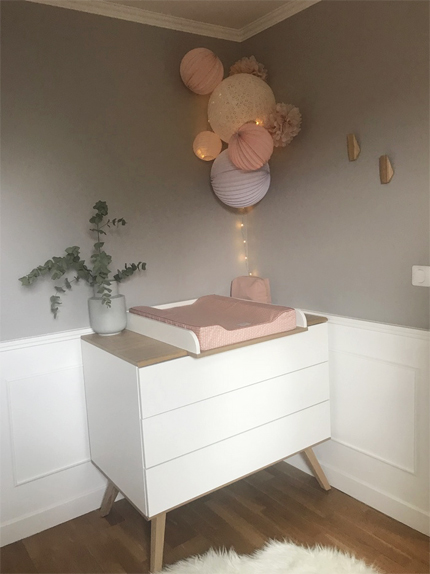 Une chambre de fille rose pastel et blanche