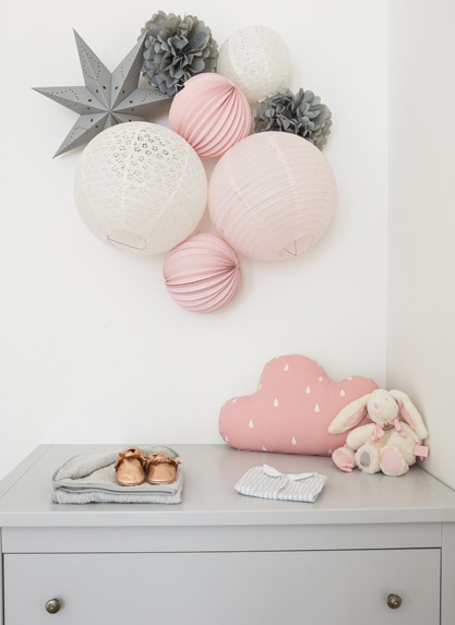 lampions et boules papier gris et rose