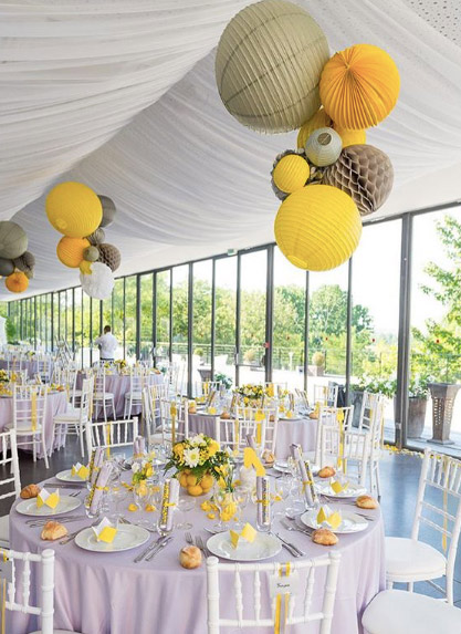 décoration de tente de mariage avec des lanternes