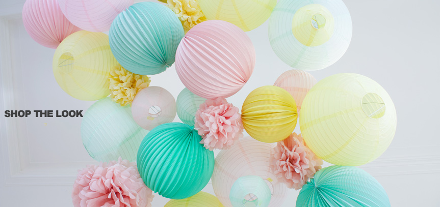 Décoration mariage pastel avec des lanternes et boules en papier