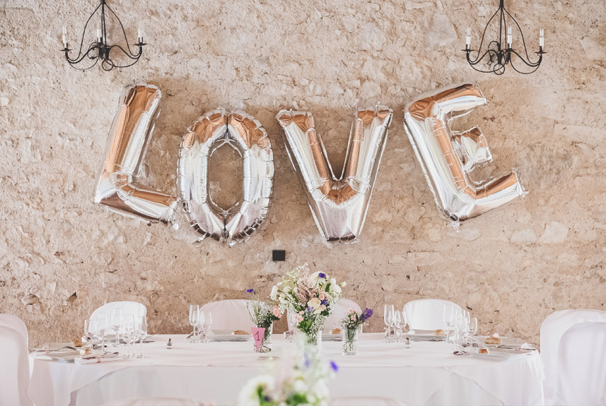 Ballons LOVE pour décorer une salle de mariage