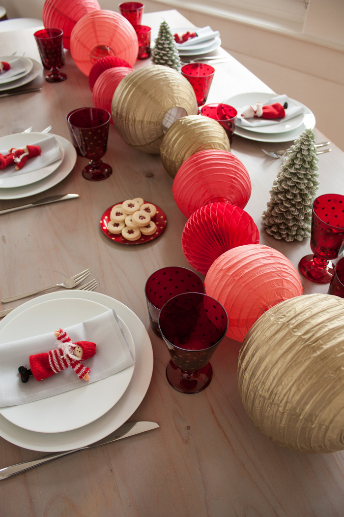 Une table de Noël plus responsable avec une déco boules en papier repliables - Sous Le Lampion