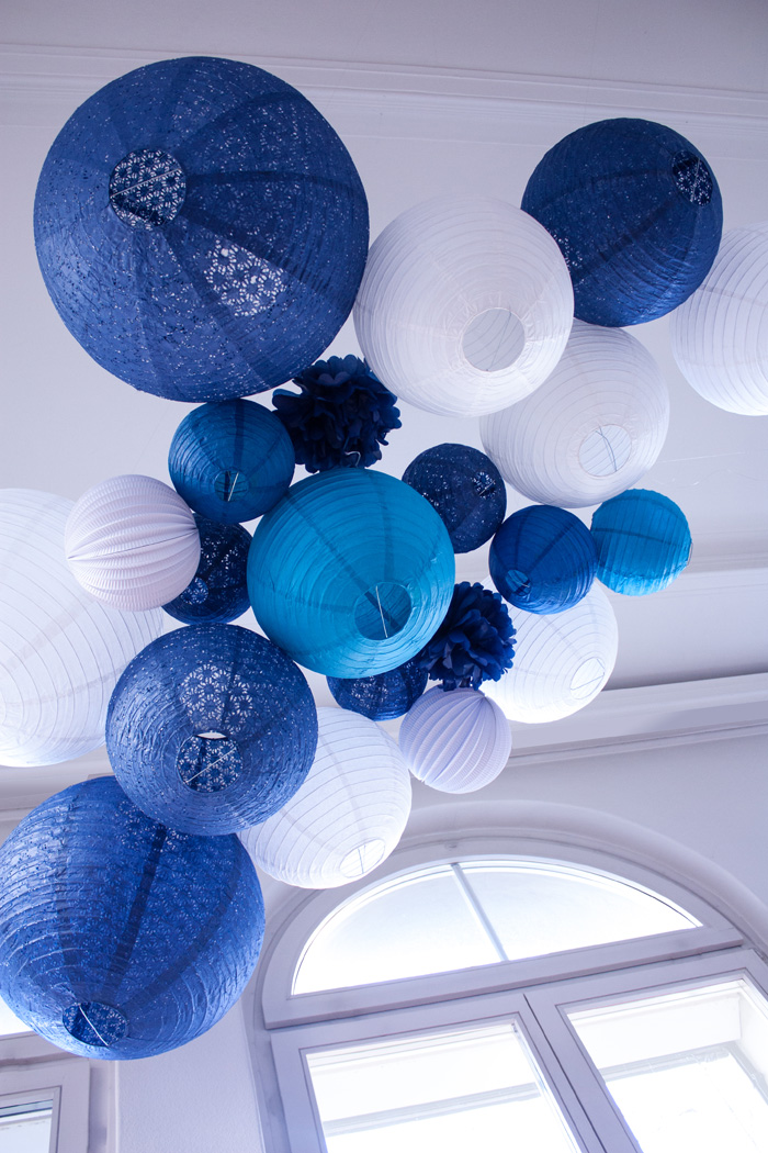 Ciel de lanternes et lampions bleu et blanc pour un mariage