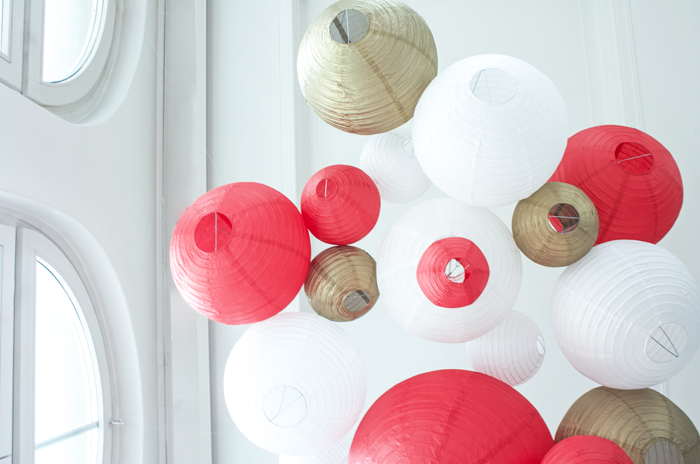 Ciel de lanternes et lampions rouge pour un mariage