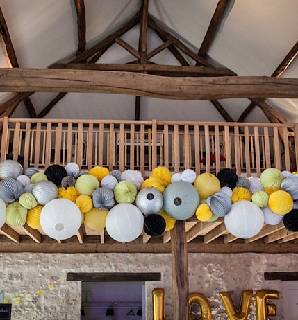 Décoration d'une salle de réception avec des lanternes et lampions