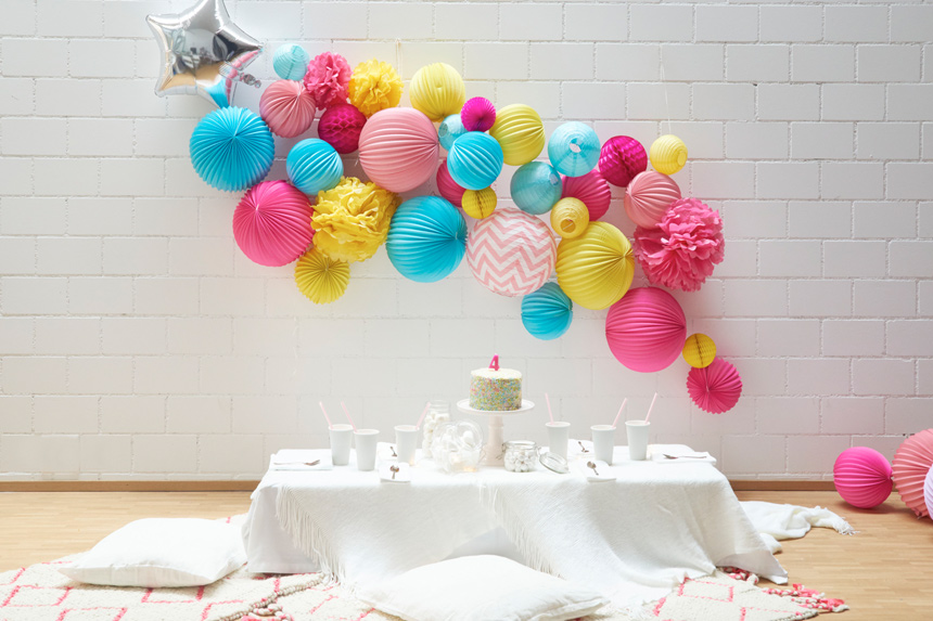 lampions et boules en papier pour décorer un anniversaire d'enfant