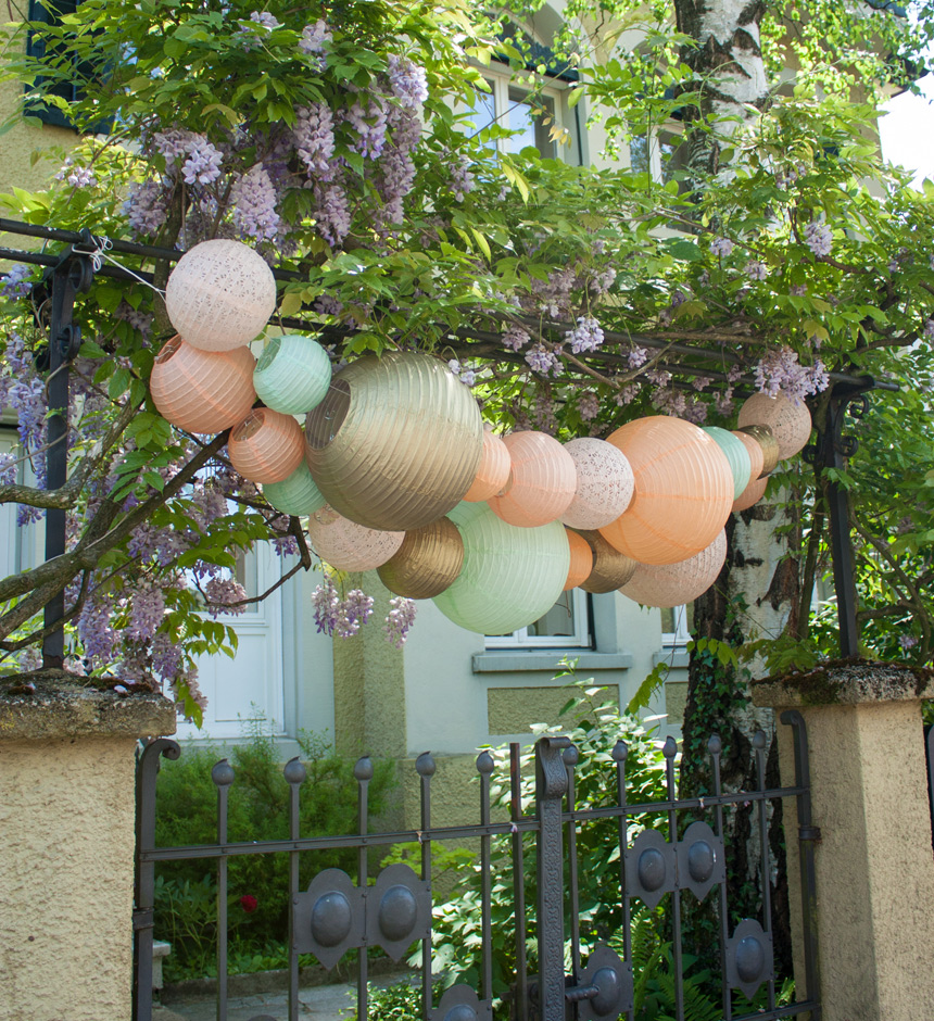 guirlandes de lanternes en papier pour décorer une fête