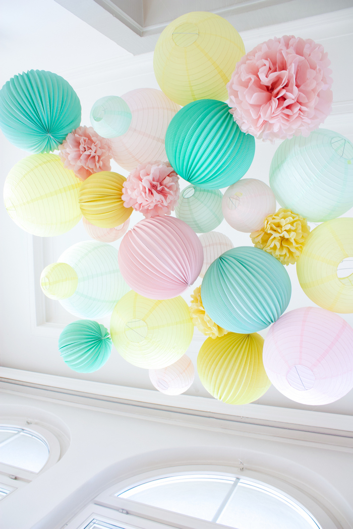 Ciel de lanternes et lampions pastel pour un mariage