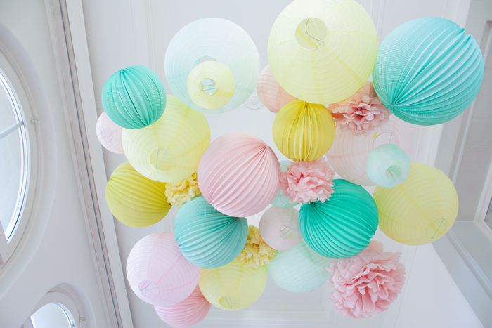 Ciel de lanternes et lampions pastel pour un mariage