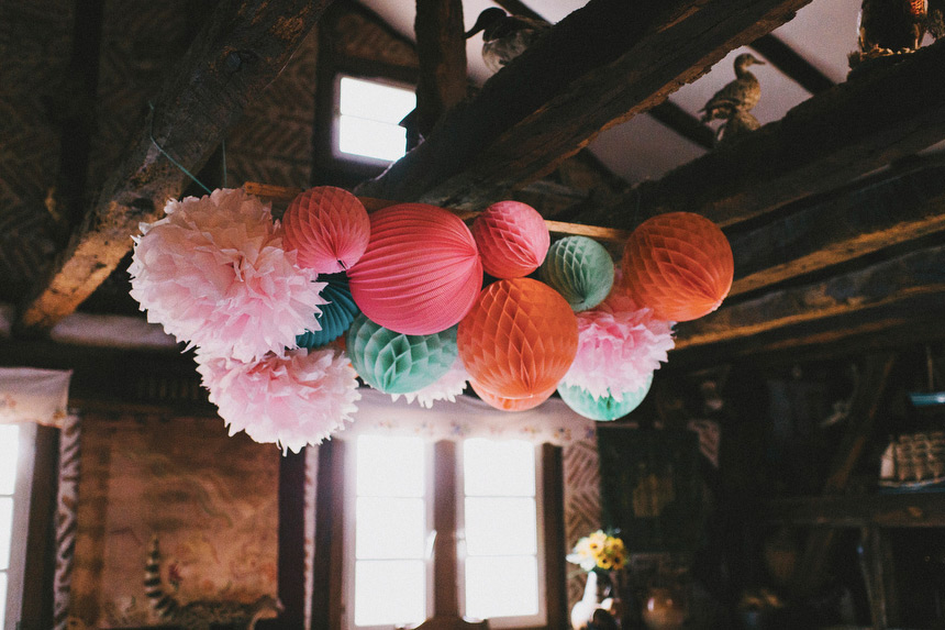 Lanterne mariage: une composition colorée pour décorer une table