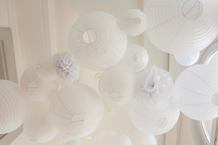 Ciel de lanternes et lampions blanc pour un mariage