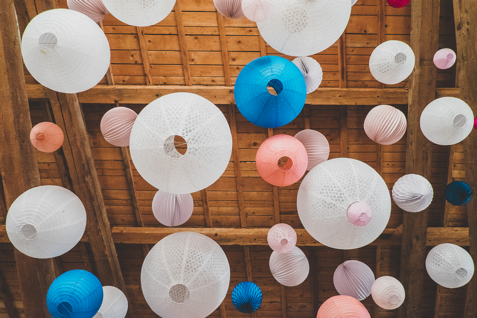 Ciel de lanternes et lampions pour un mariage