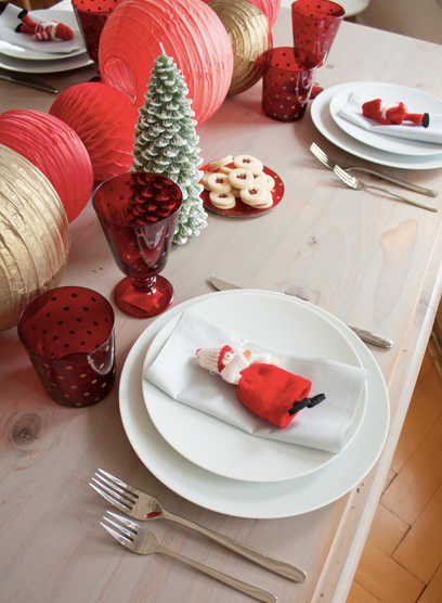 décoration or et rouge pour une table de Noël