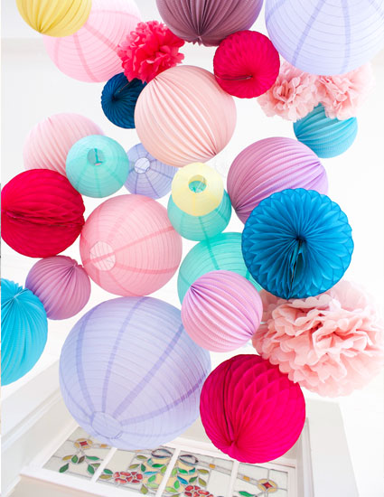 accrocher des boules papier pour un mariage